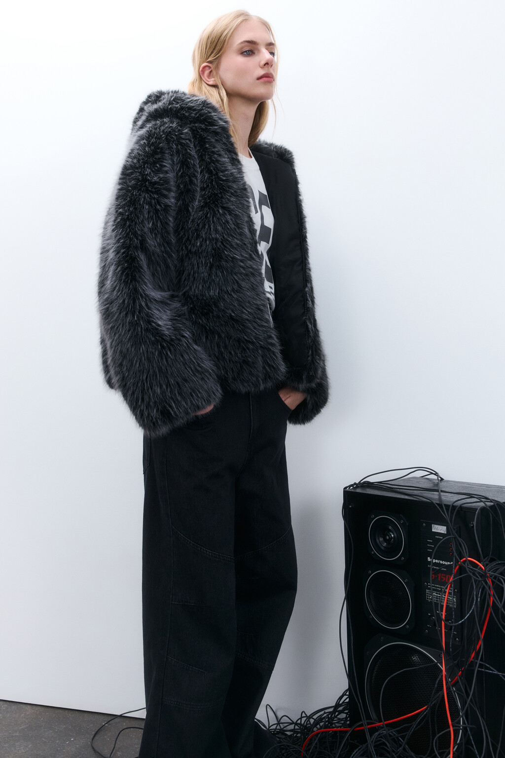 Шуба с длинным ворсом и капюшоном - цвет черный - 1