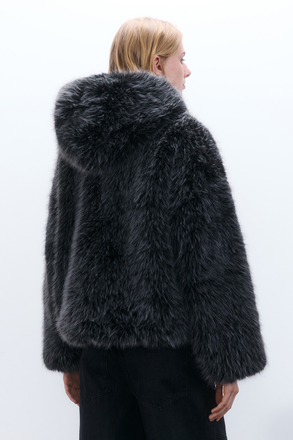 Шуба с длинным ворсом и капюшоном - цвет черный - 3