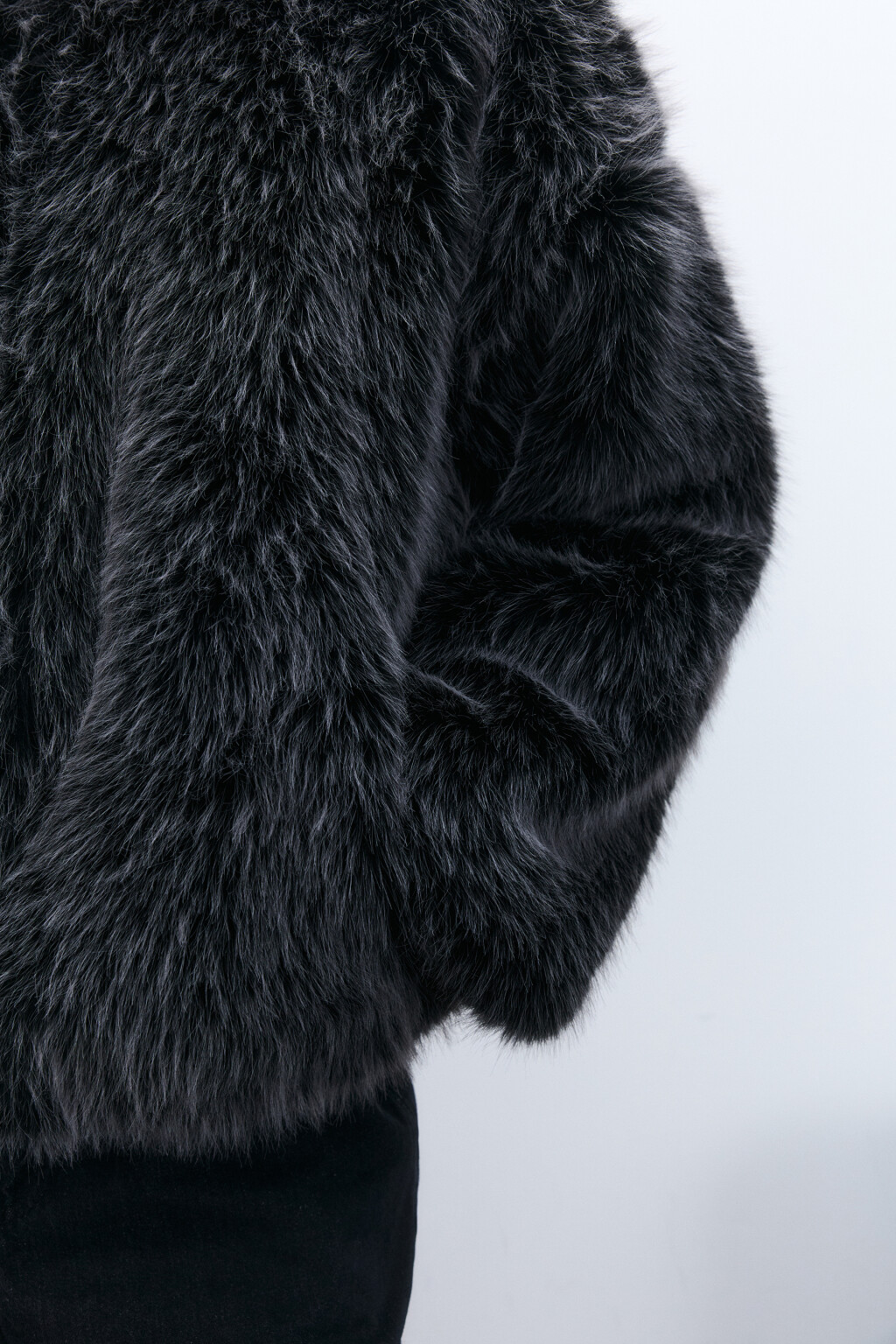 Шуба с длинным ворсом и капюшоном - цвет черный - 5