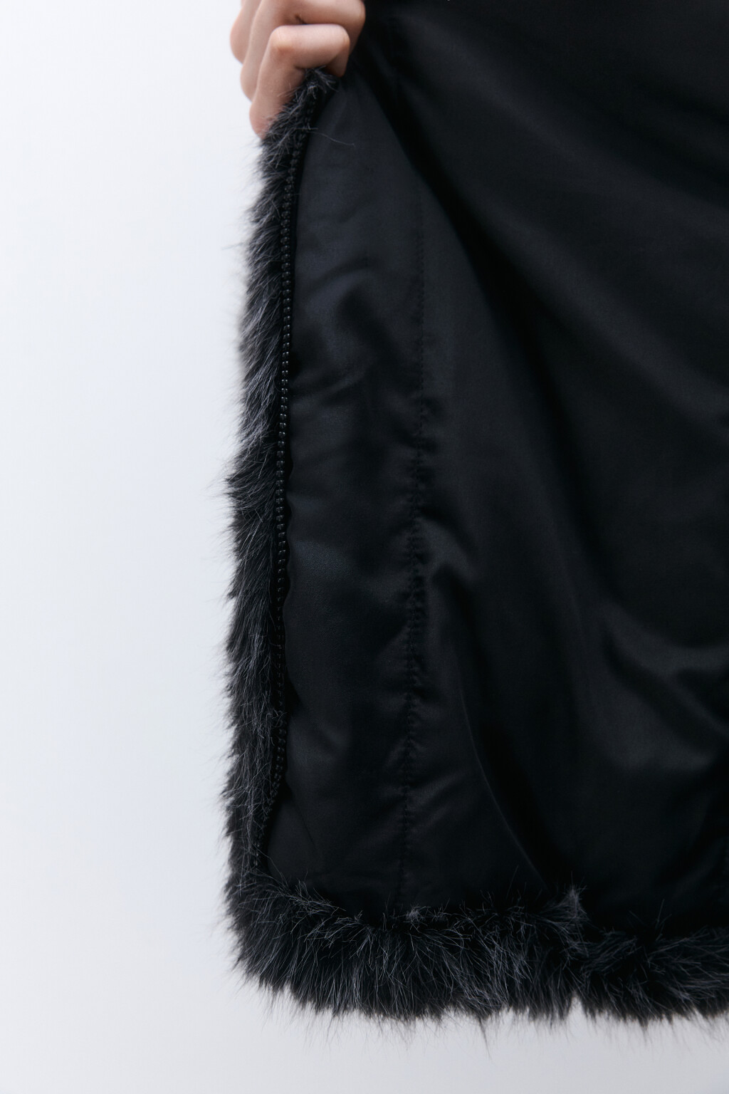 Шуба с длинным ворсом и капюшоном - цвет черный - 7