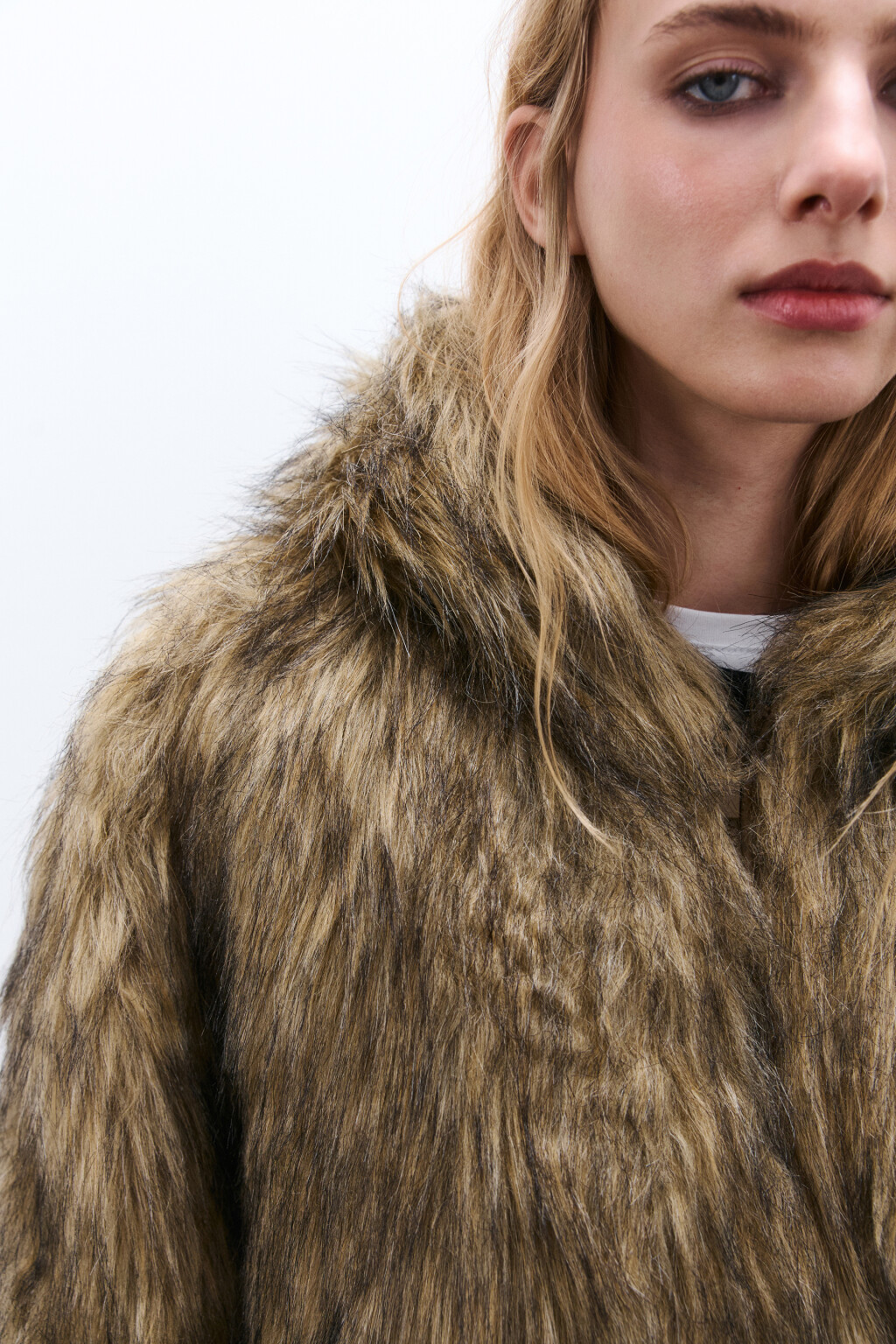Шуба с длинным ворсом и капюшоном - цвет мультиколор - 6