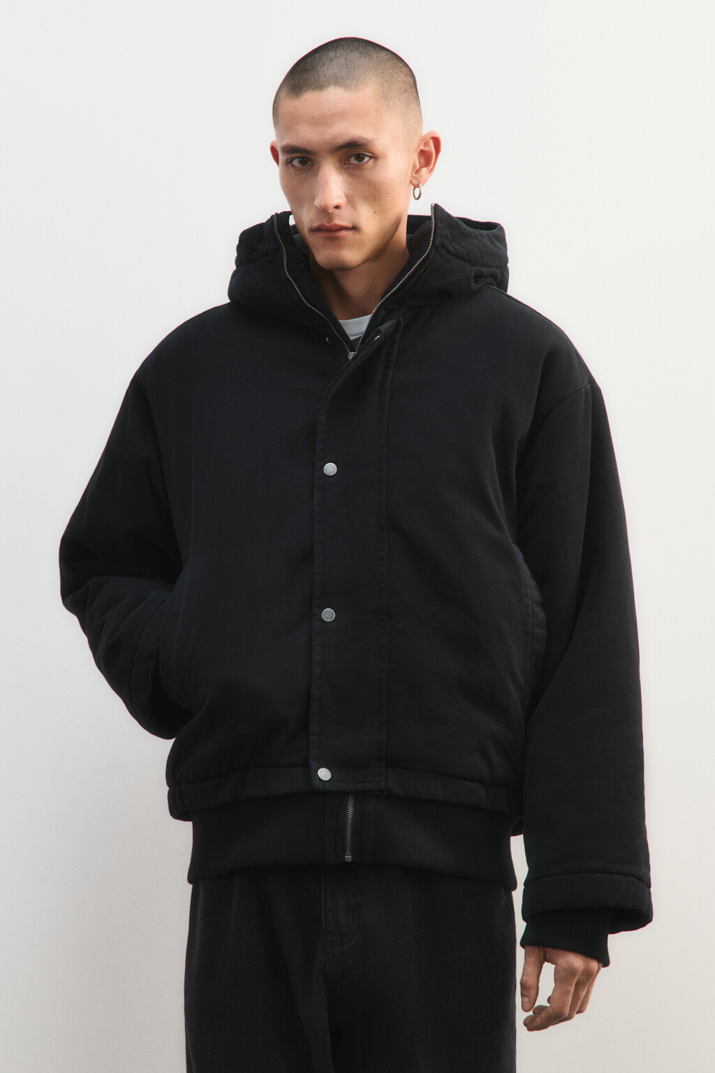 Куртка джинсовая утепленная с капюшоном - цвет черный - 2