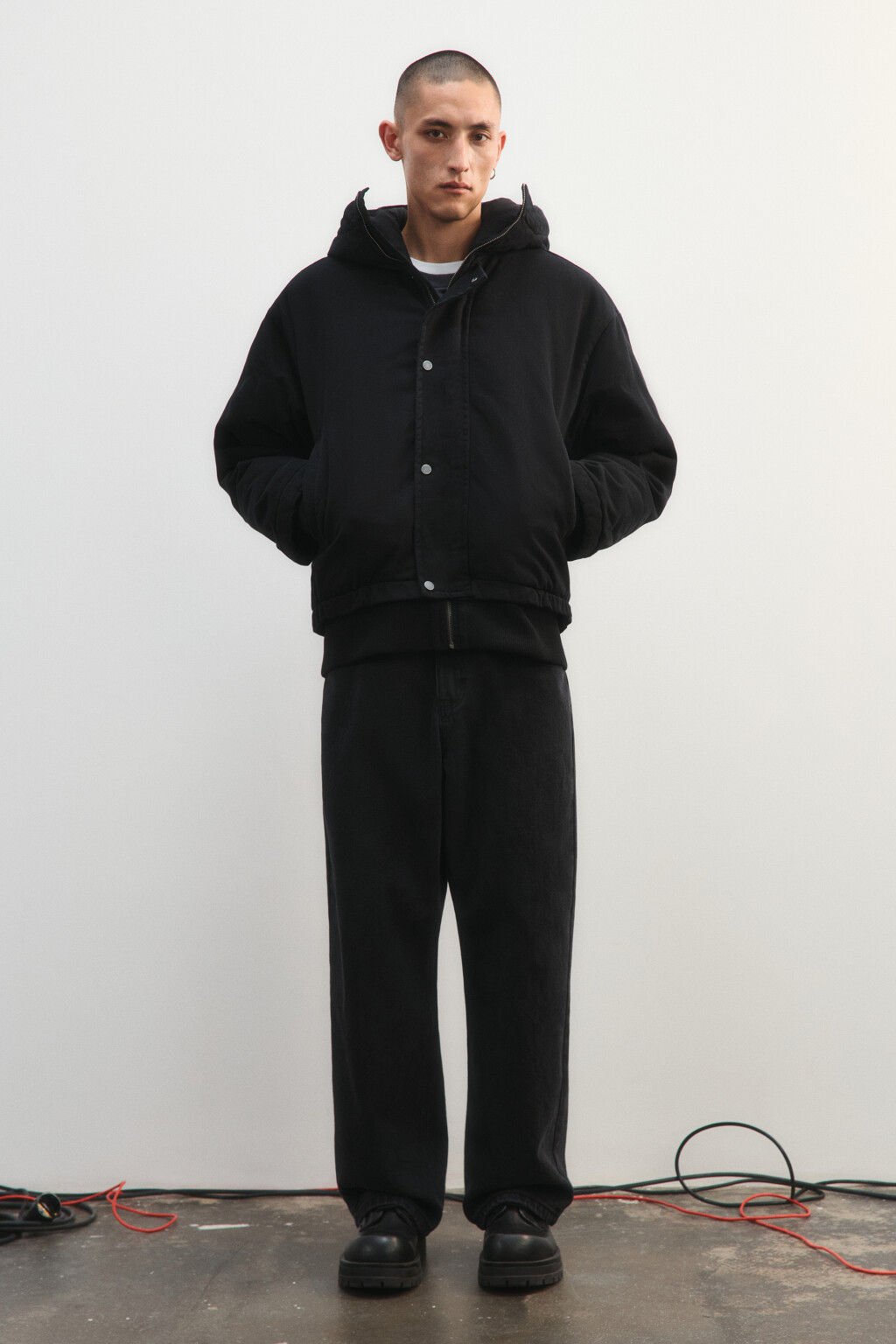 Куртка джинсовая утепленная с капюшоном - цвет черный - 4