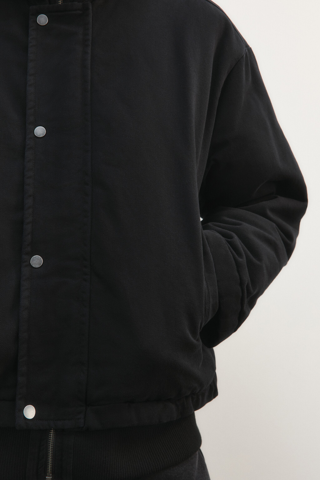 Куртка джинсовая утепленная с капюшоном - цвет черный - 6