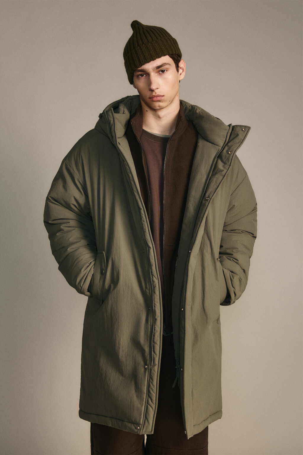 Пальто на утеплителе с капюшоном - цвет зеленый - 2