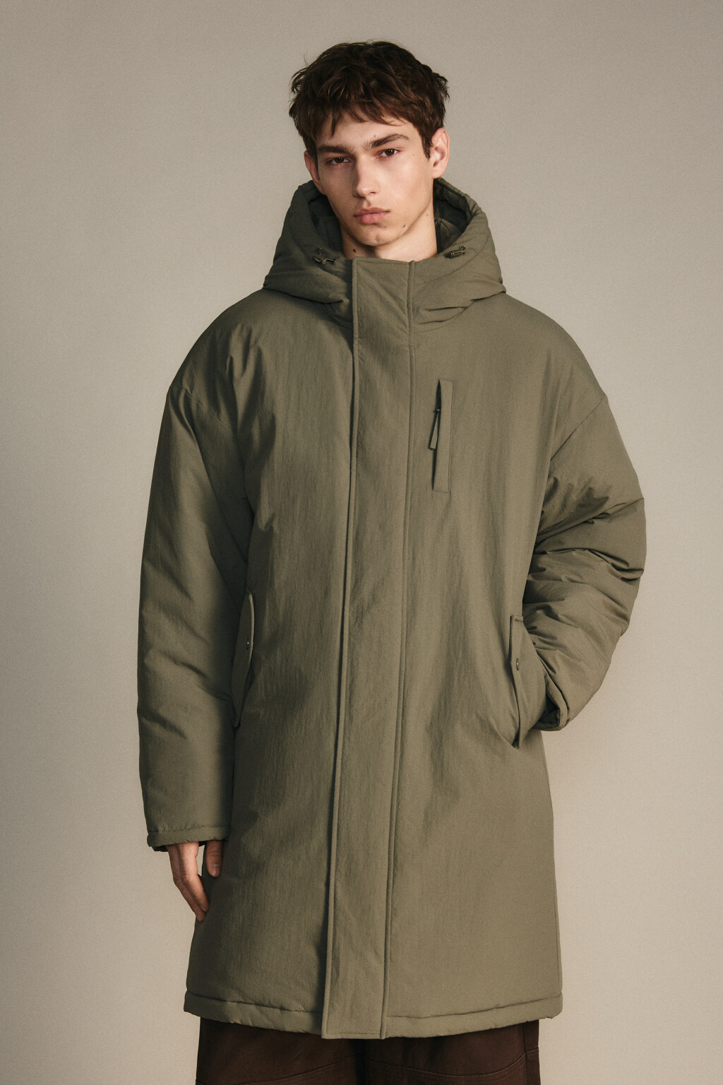 Пальто на утеплителе с капюшоном - цвет зеленый - 3