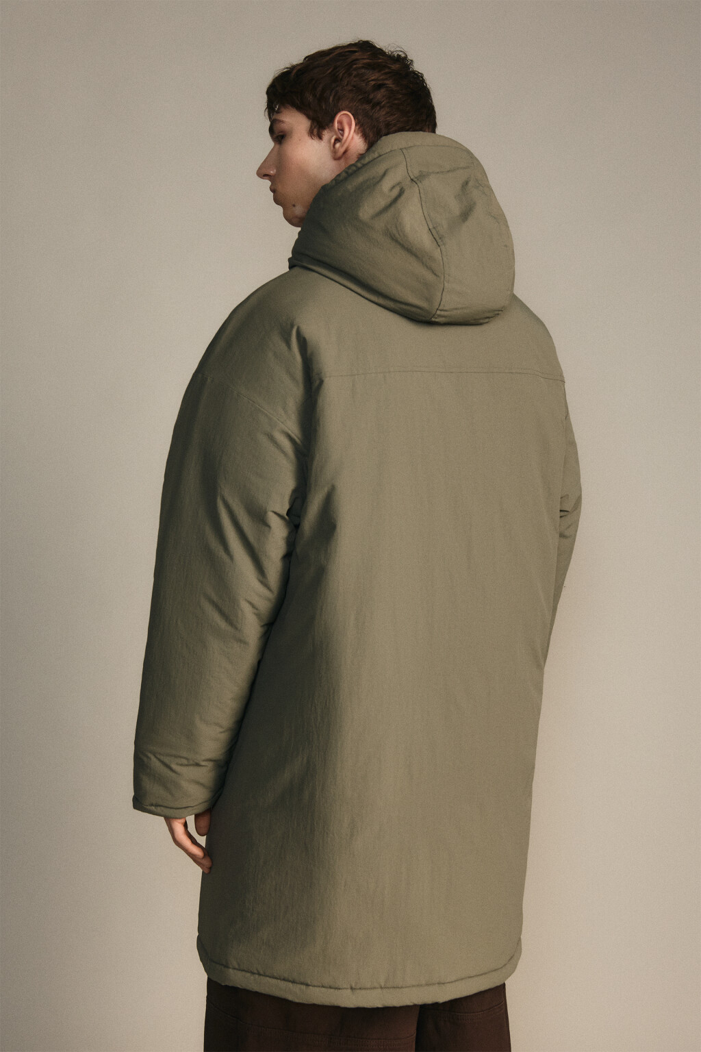 Пальто на утеплителе с капюшоном - цвет зеленый - 4