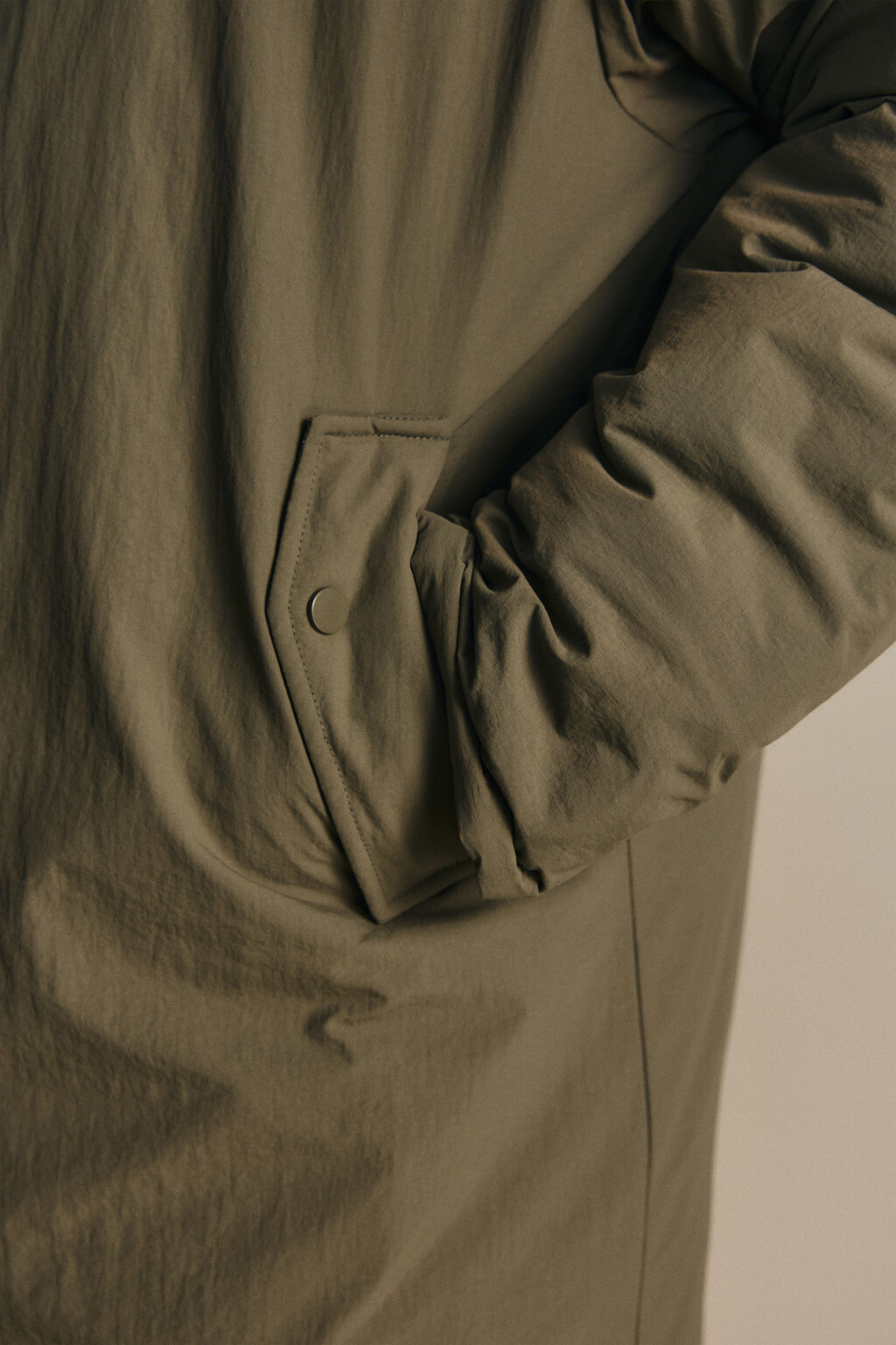 Пальто на утеплителе с капюшоном - цвет зеленый - 7