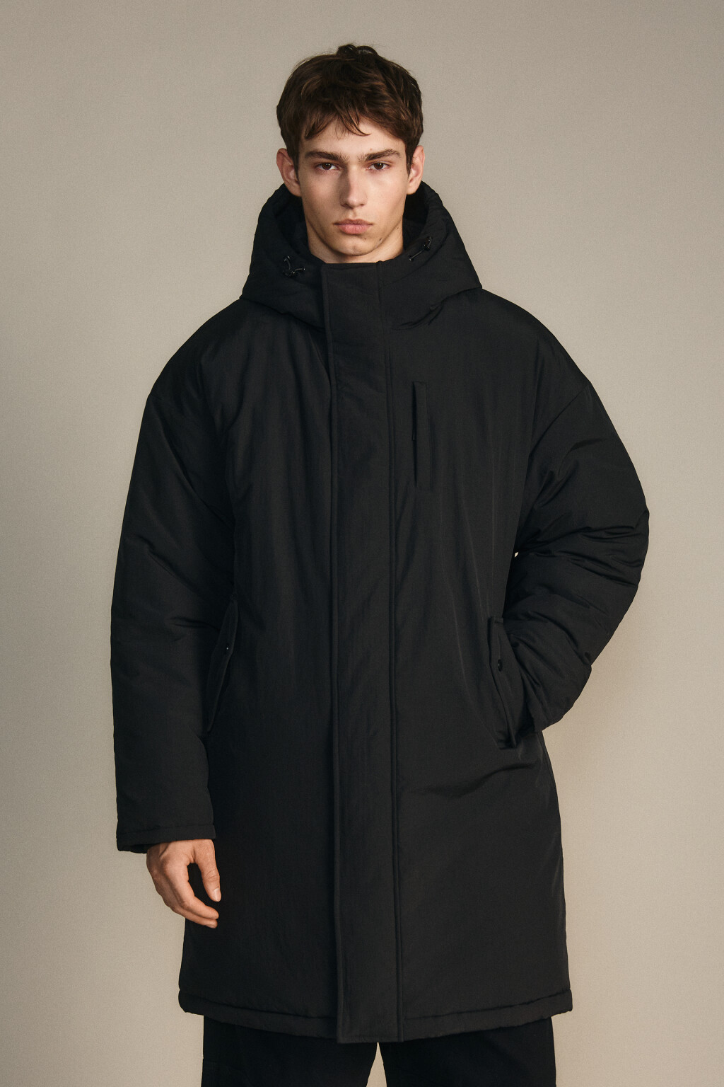 Пальто на утеплителе с капюшоном - цвет черный - 3