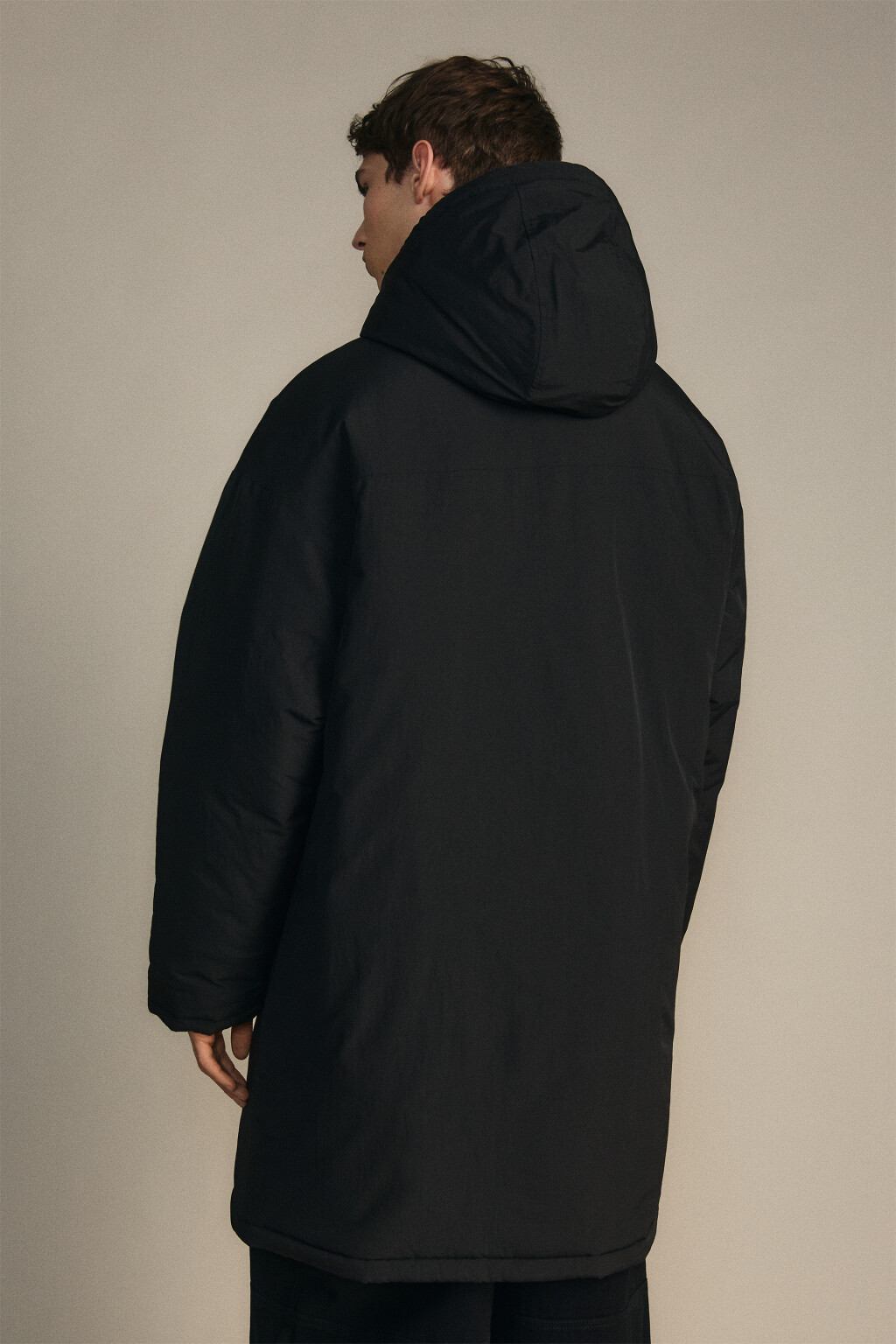 Пальто на утеплителе с капюшоном - цвет черный - 4