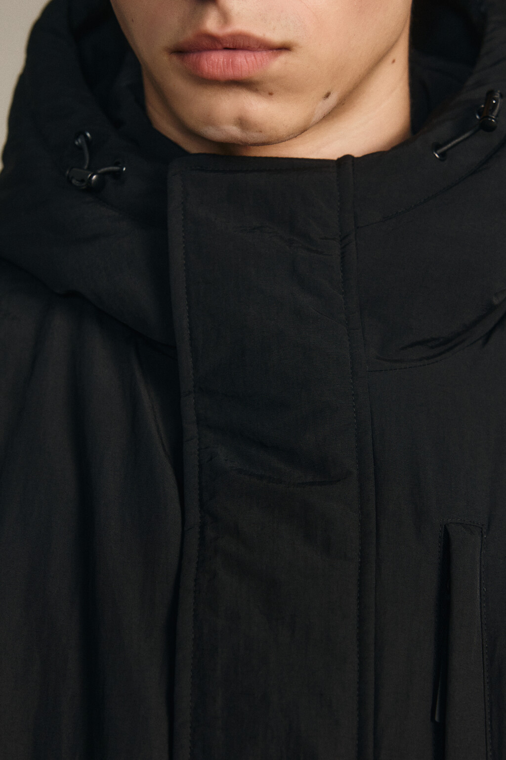 Пальто на утеплителе с капюшоном - цвет черный - 6