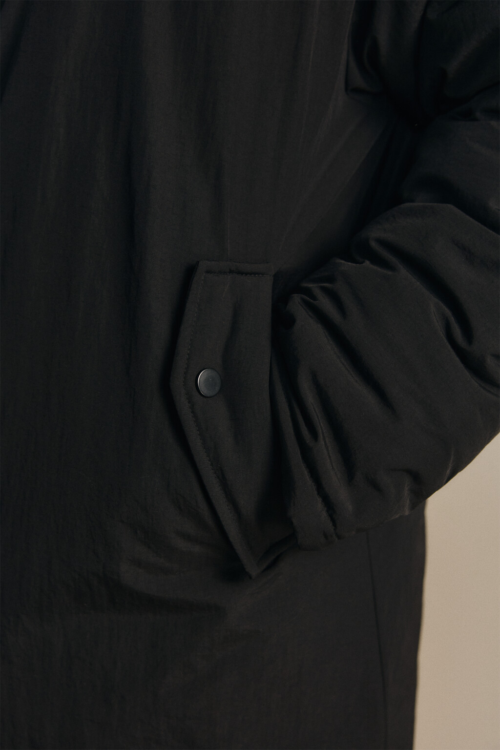 Пальто на утеплителе с капюшоном - цвет черный - 7