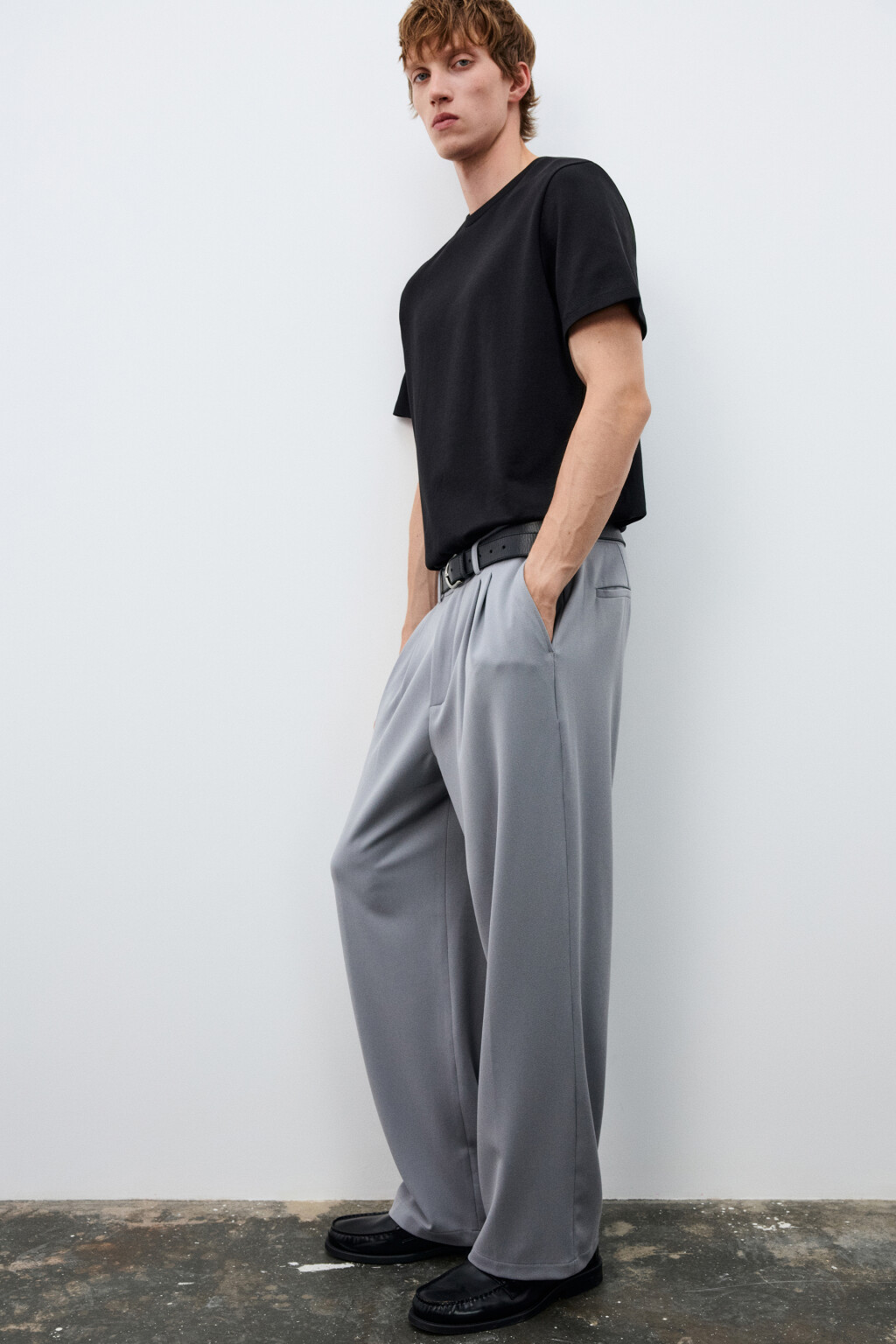 Брюки костюмные со складками - цвет серый - 1