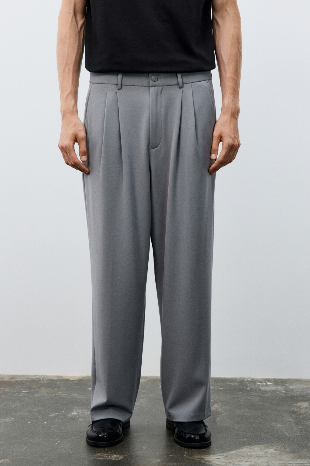 Брюки костюмные со складками - цвет серый - 2