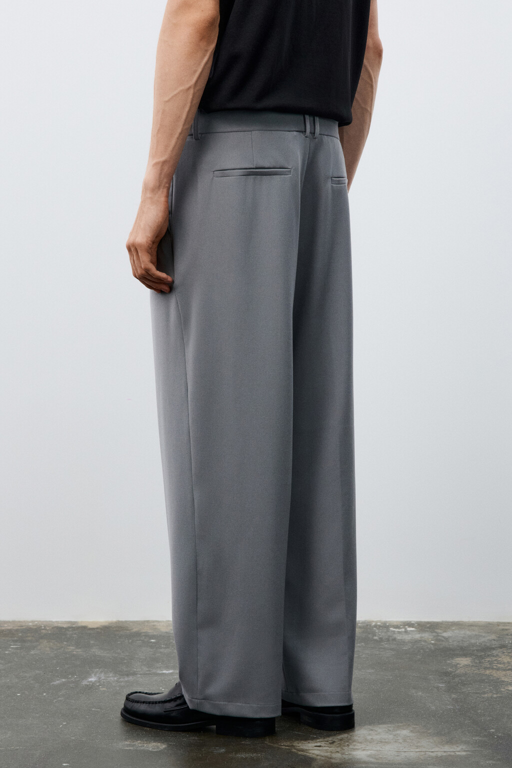 Брюки костюмные со складками - цвет серый - 3