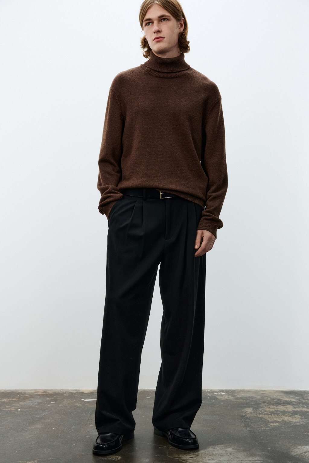 Брюки костюмные со складками - цвет черный - 1