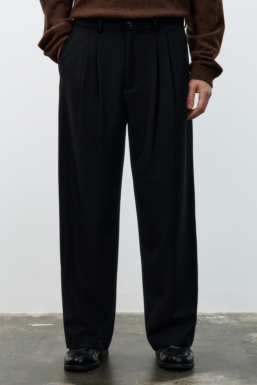 Брюки костюмные со складками - цвет черный - 2