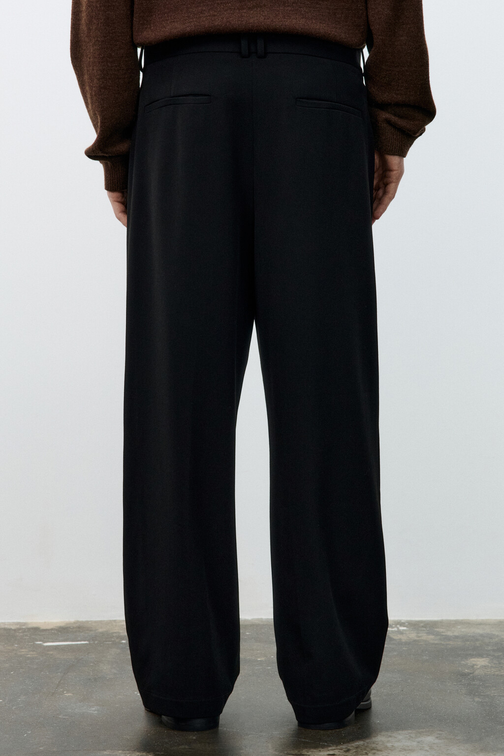 Брюки костюмные со складками - цвет черный - 3