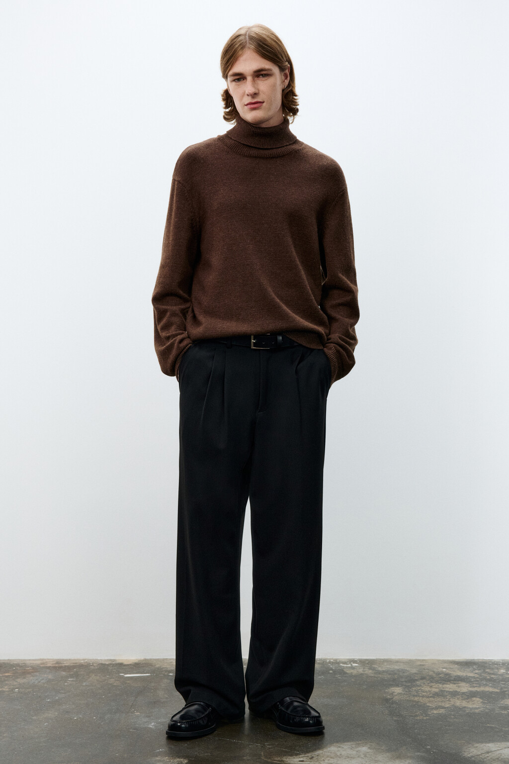 Брюки костюмные со складками - цвет черный - 4