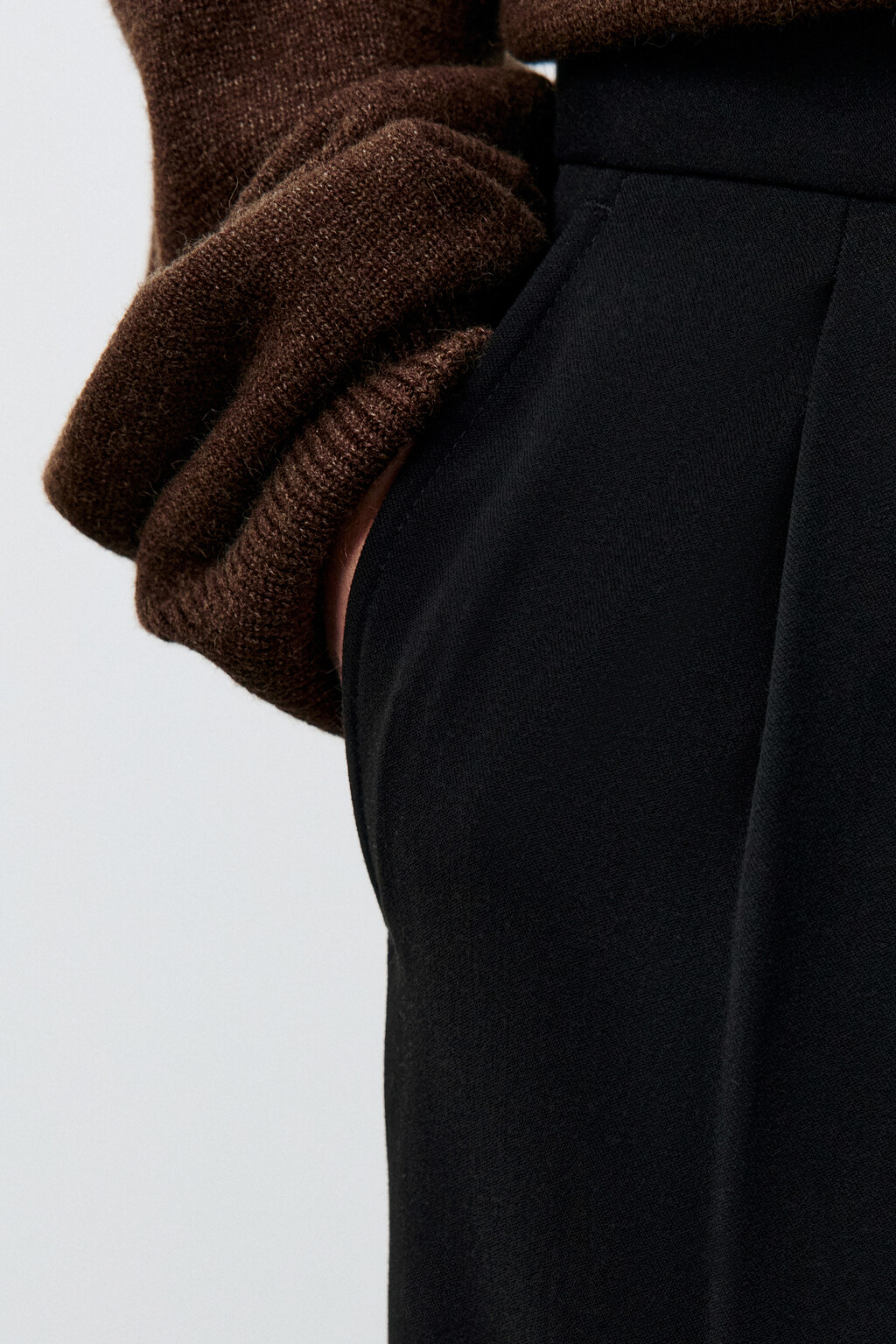 Брюки костюмные со складками - цвет черный - 6