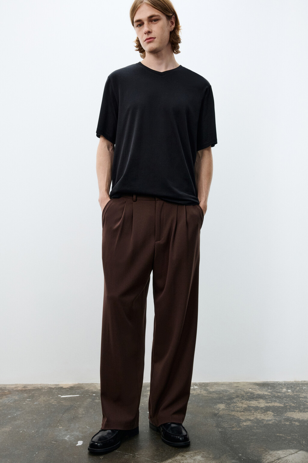 Брюки костюмные со складками - цвет коричневый - 2