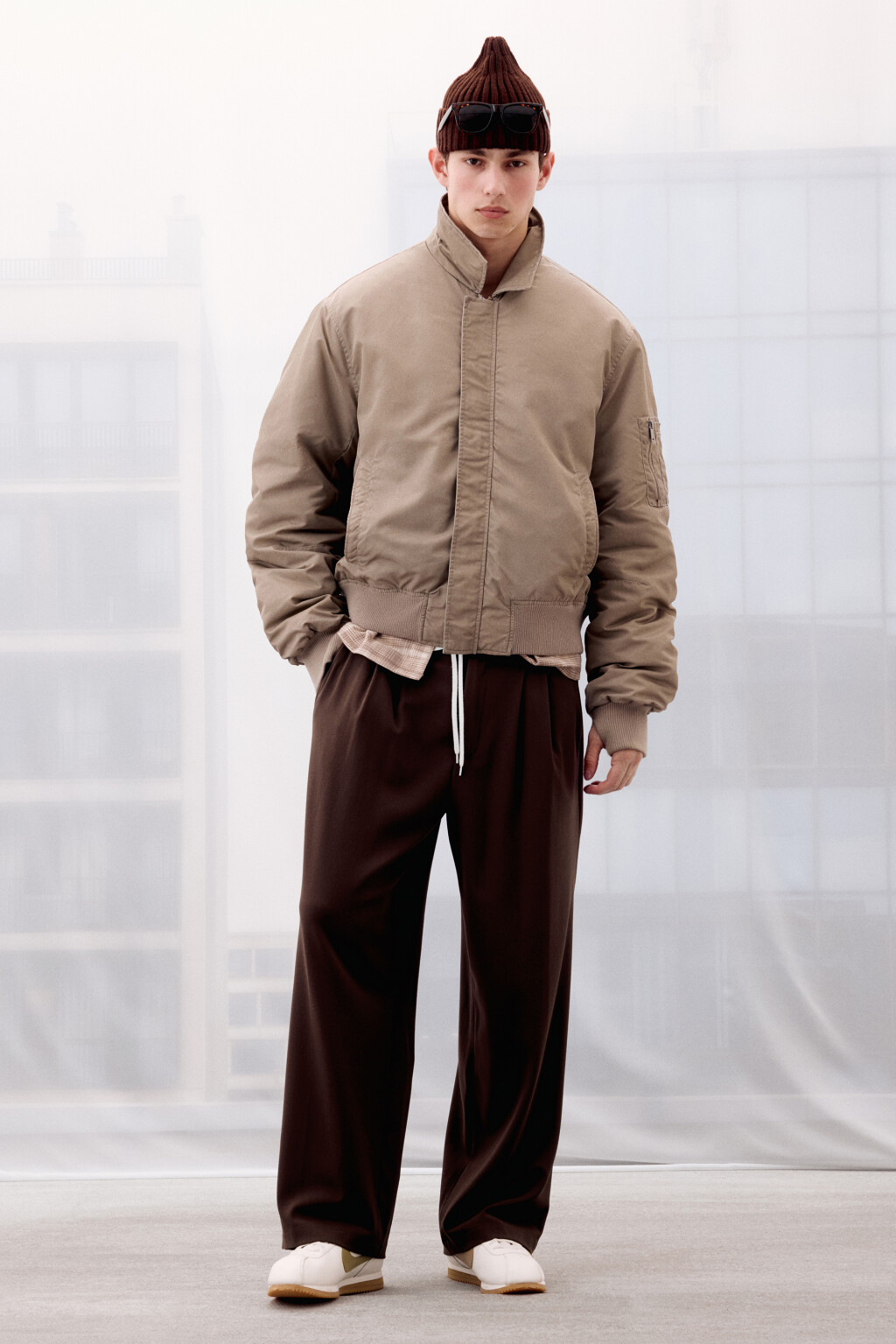 Брюки костюмные со складками - цвет коричневый - 1