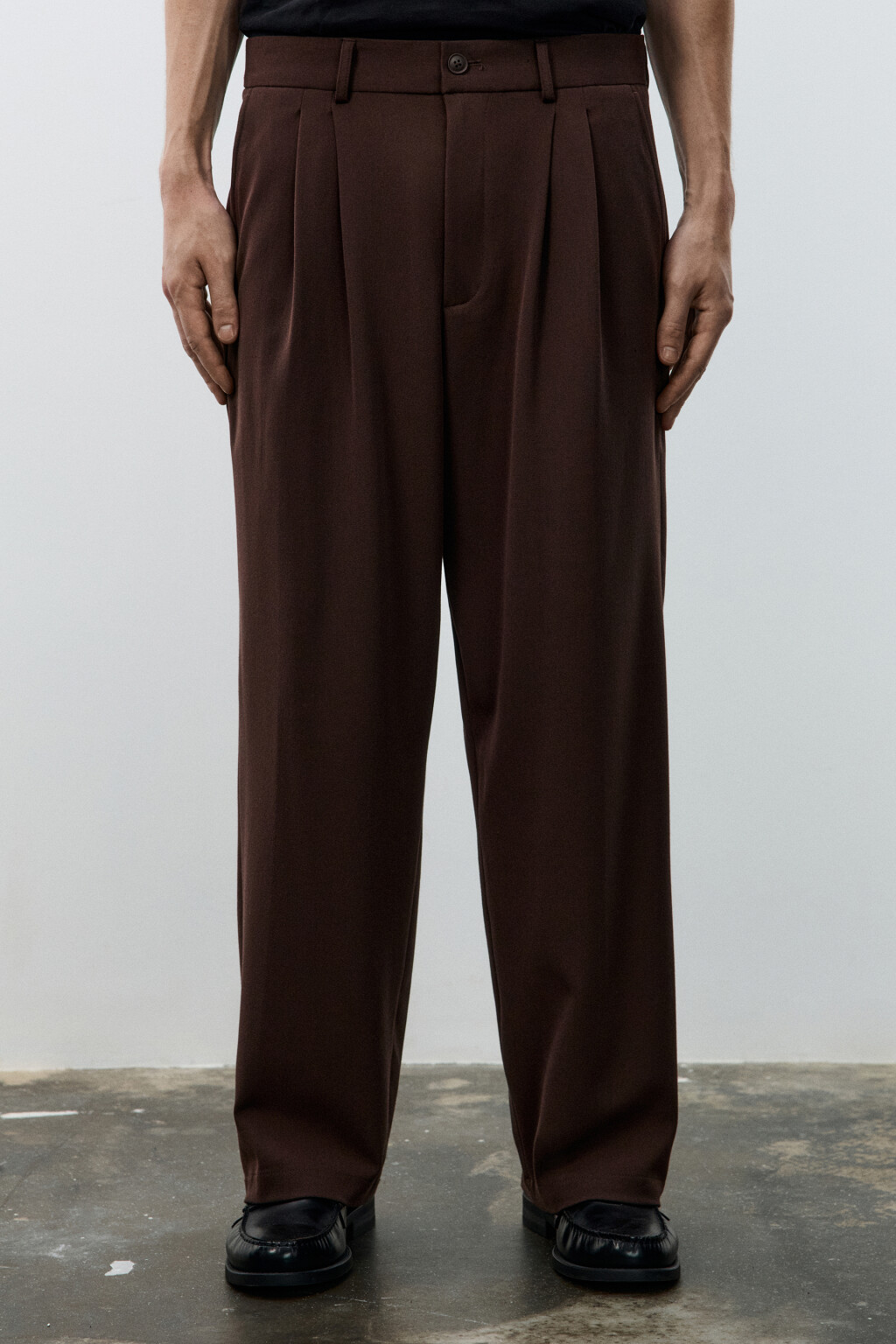 Брюки костюмные со складками - цвет коричневый - 3