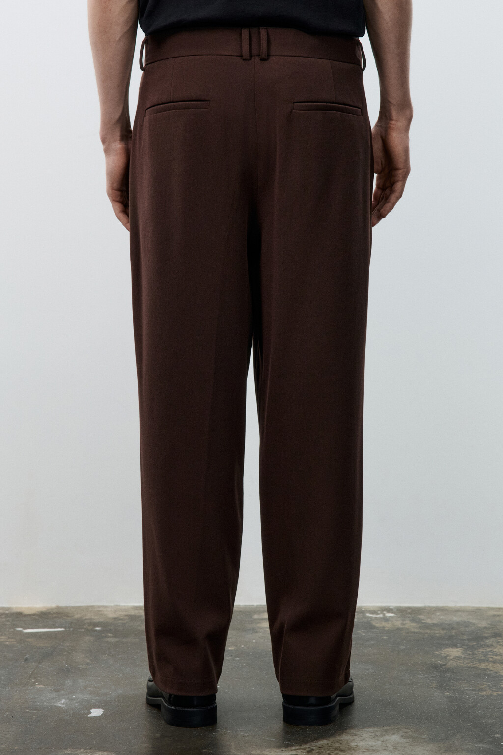 Брюки костюмные со складками - цвет коричневый - 4