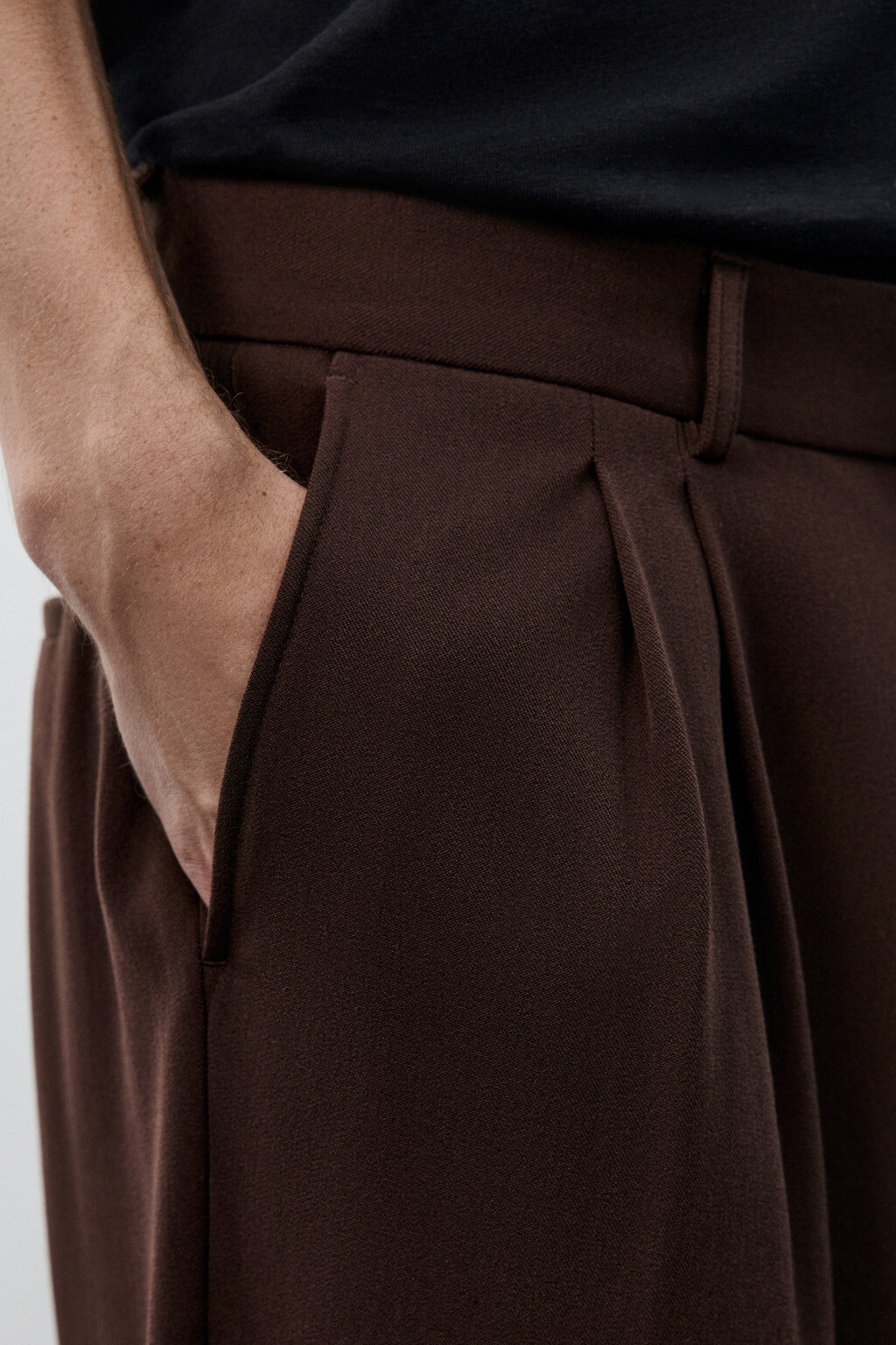 Брюки костюмные со складками - цвет коричневый - 7