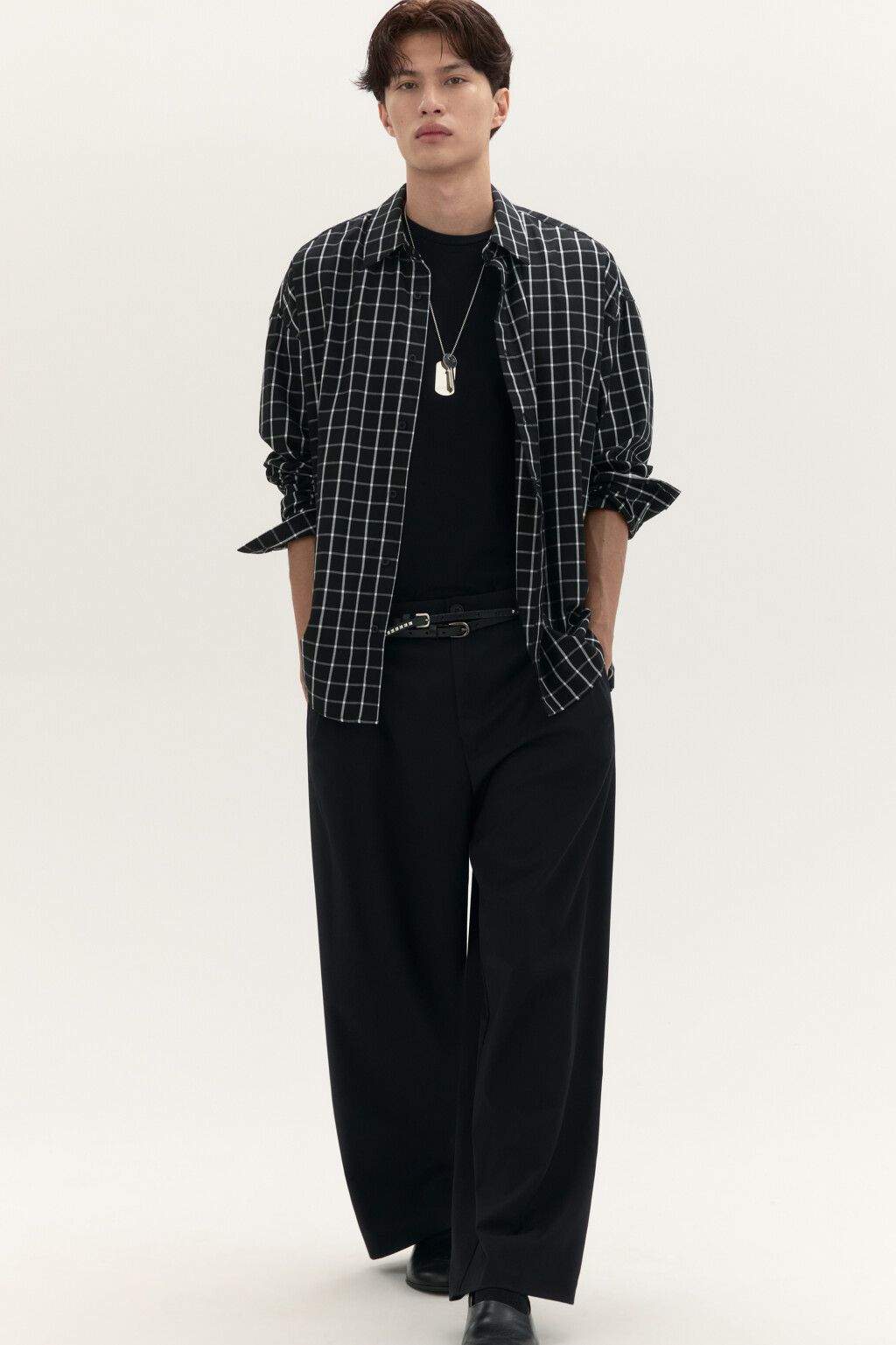 Брюки широкие костюмные со складками - цвет черный - 1