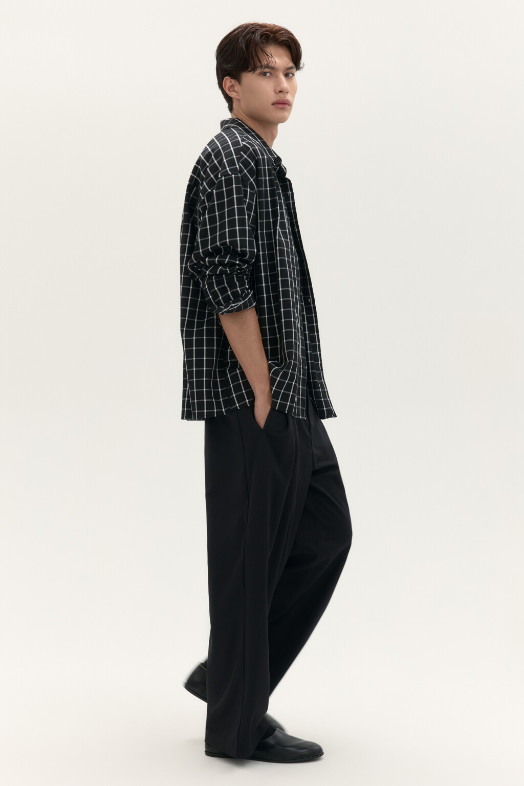 Брюки широкие костюмные со складками - цвет черный - 2