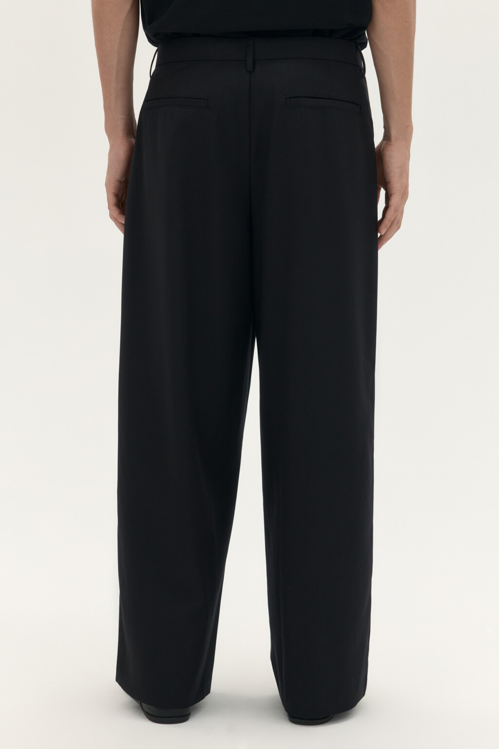 Брюки широкие костюмные со складками - цвет черный - 4