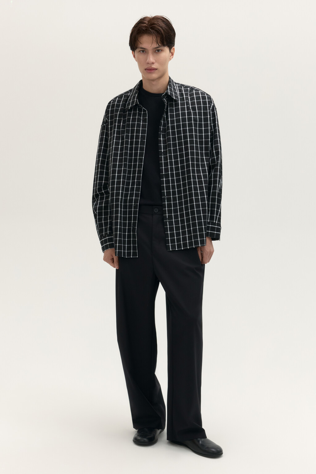 Брюки широкие костюмные со складками - цвет черный - 5