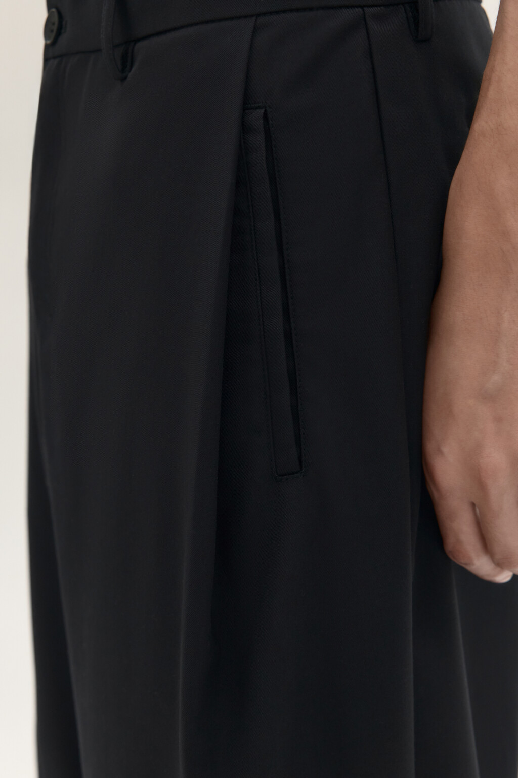 Брюки широкие костюмные со складками - цвет черный - 7
