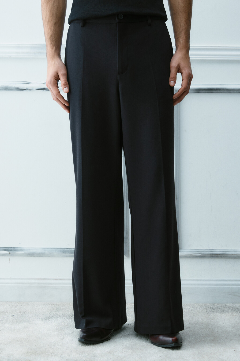 Брюки клеш костюмные - цвет черный - 3