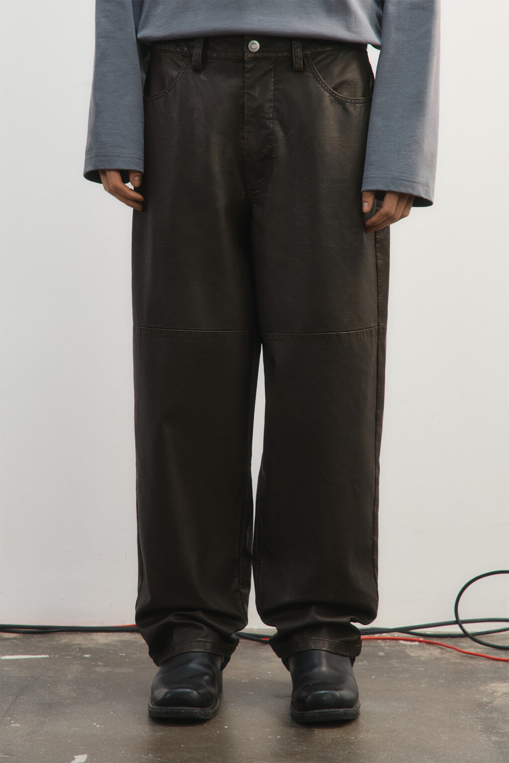 Брюки широкие с кожаной фактурой - цвет коричневый - 2