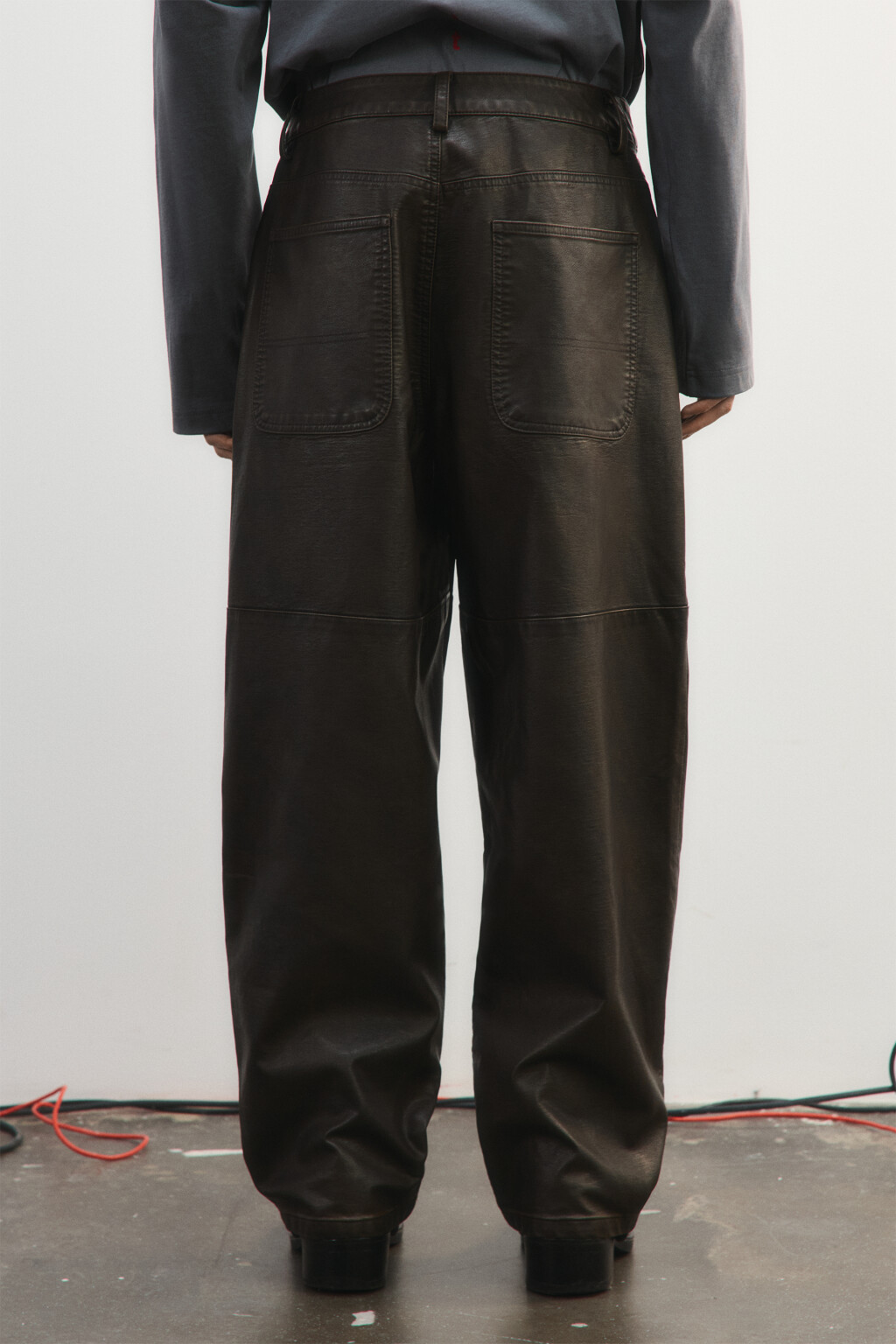 Брюки широкие с кожаной фактурой - цвет коричневый - 3