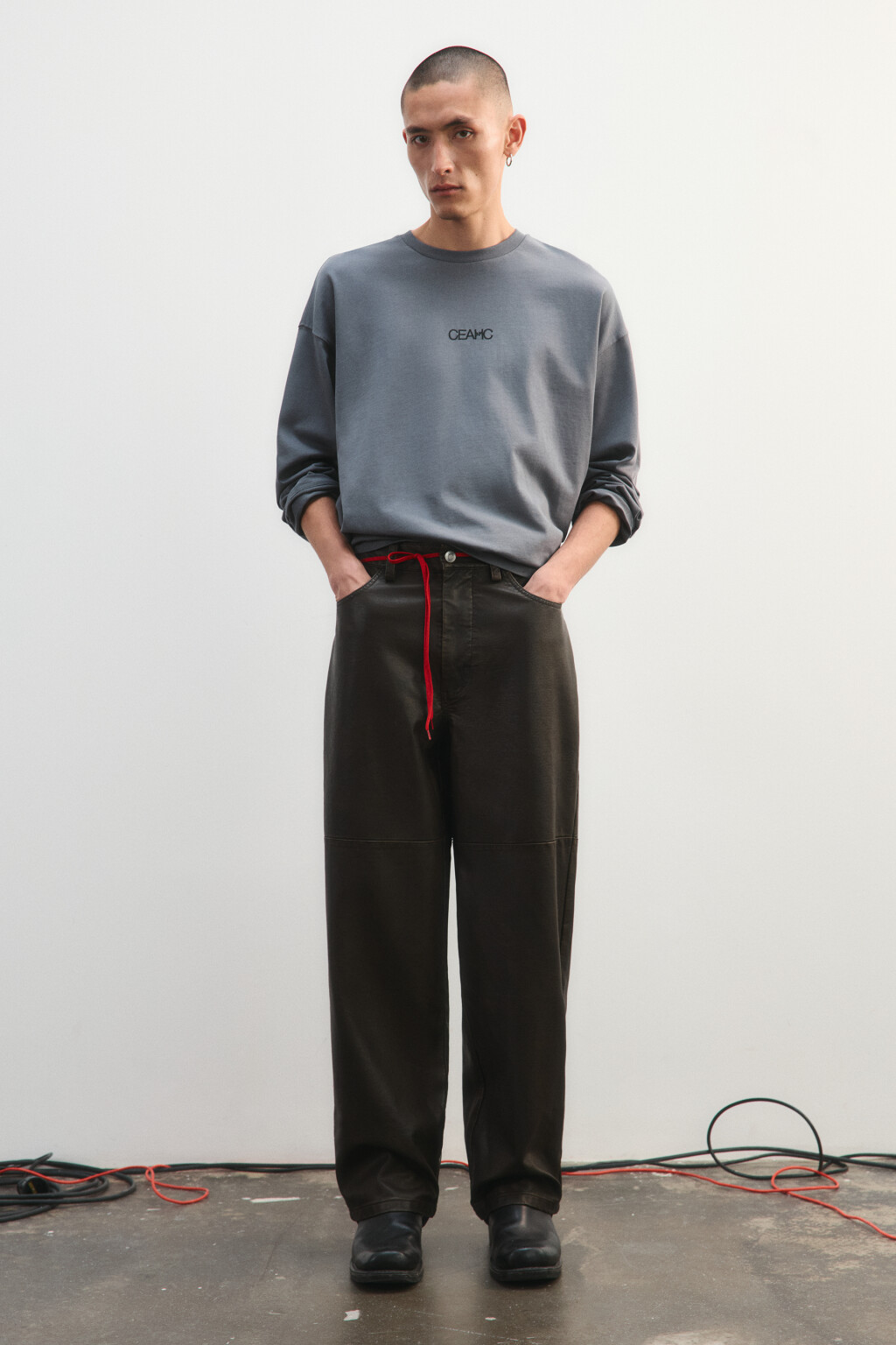 Брюки широкие с кожаной фактурой - цвет коричневый - 4