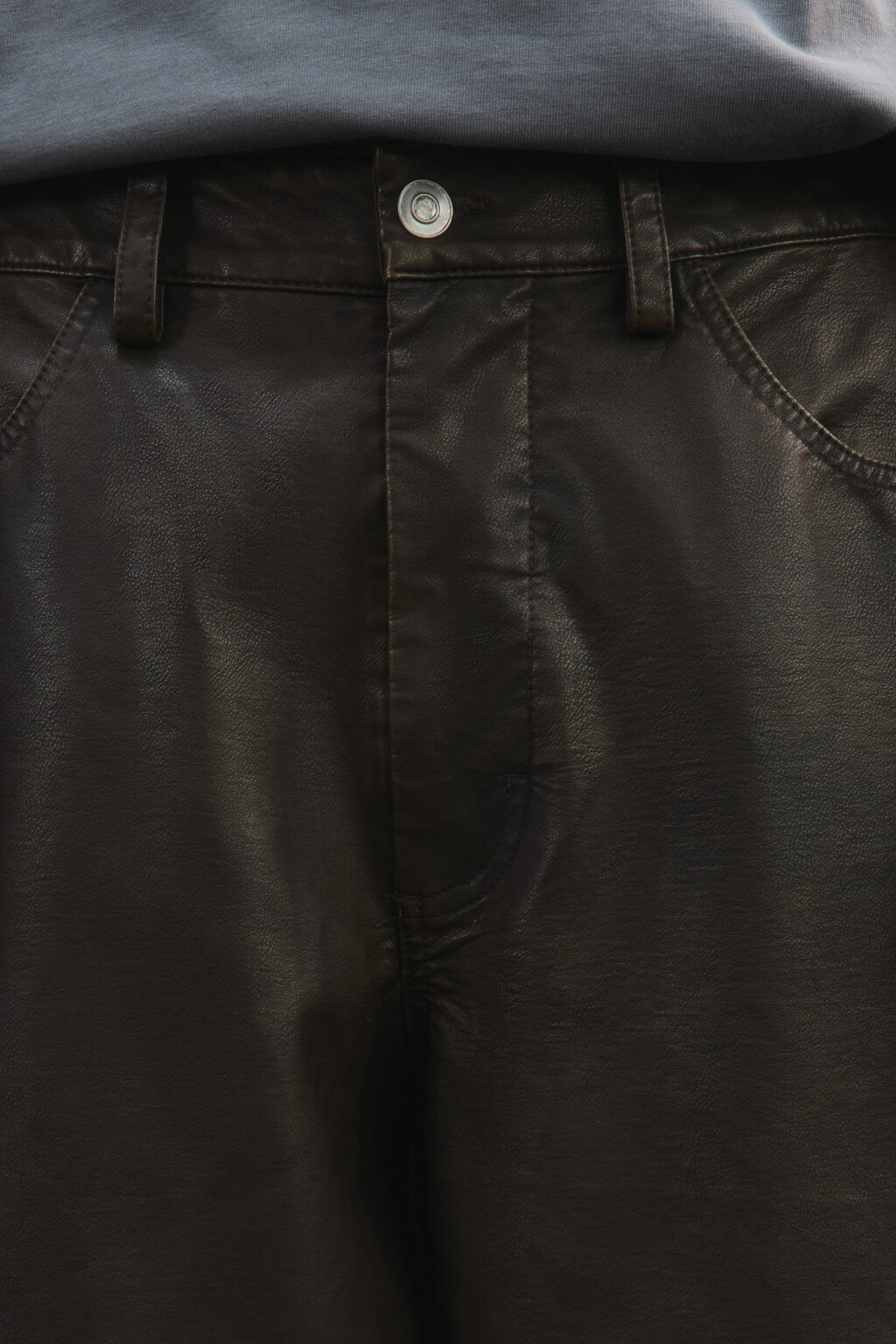 Брюки широкие с кожаной фактурой - цвет коричневый - 5