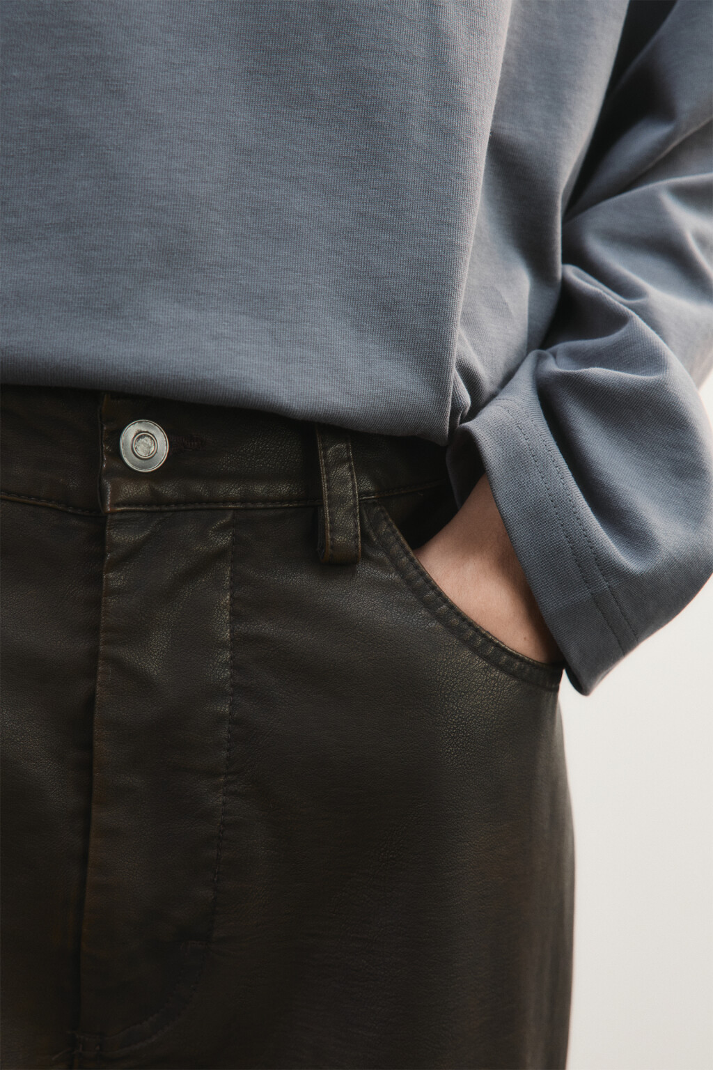 Брюки широкие с кожаной фактурой - цвет коричневый - 6