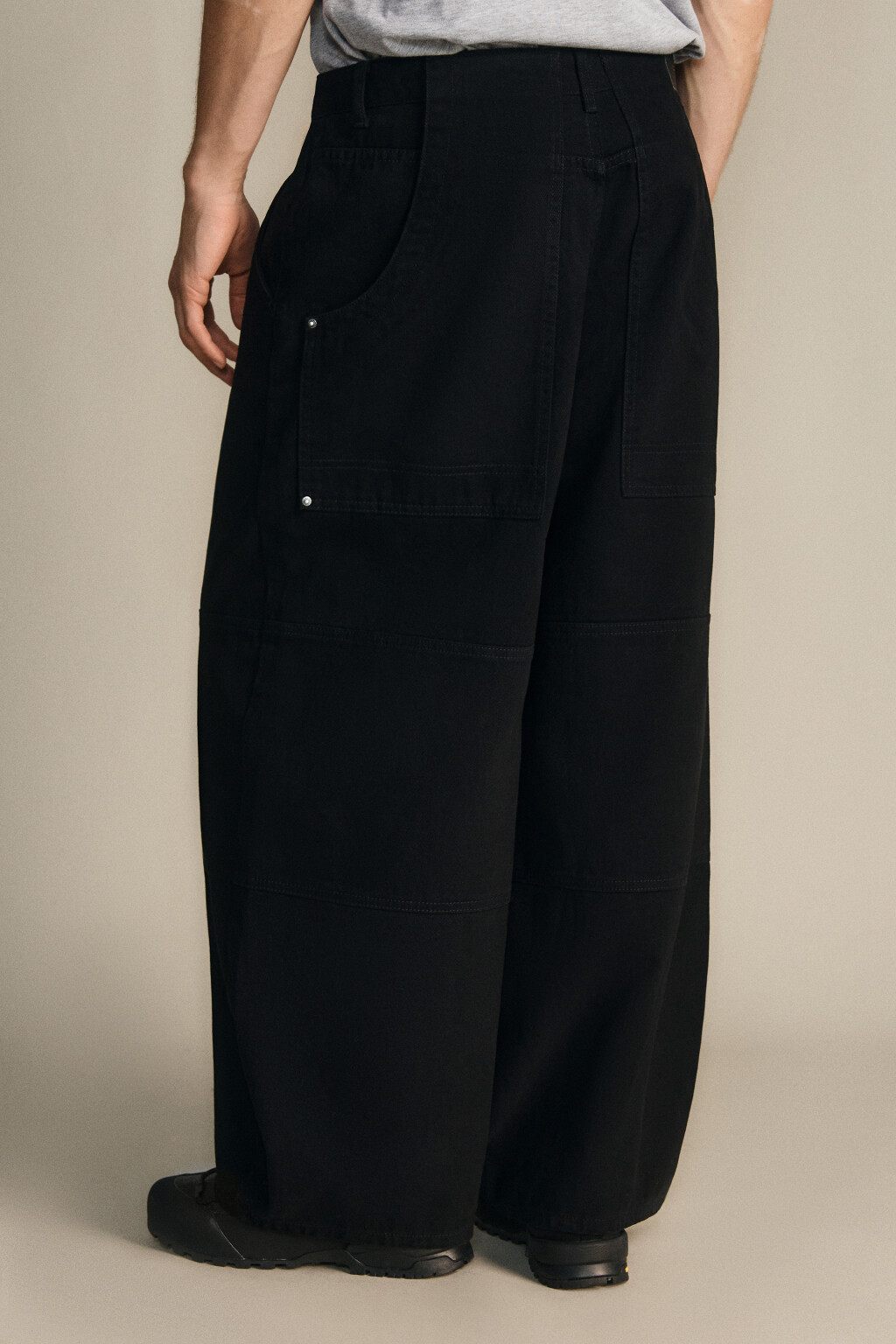 Брюки широкие с декоративными швами - цвет черный - 4