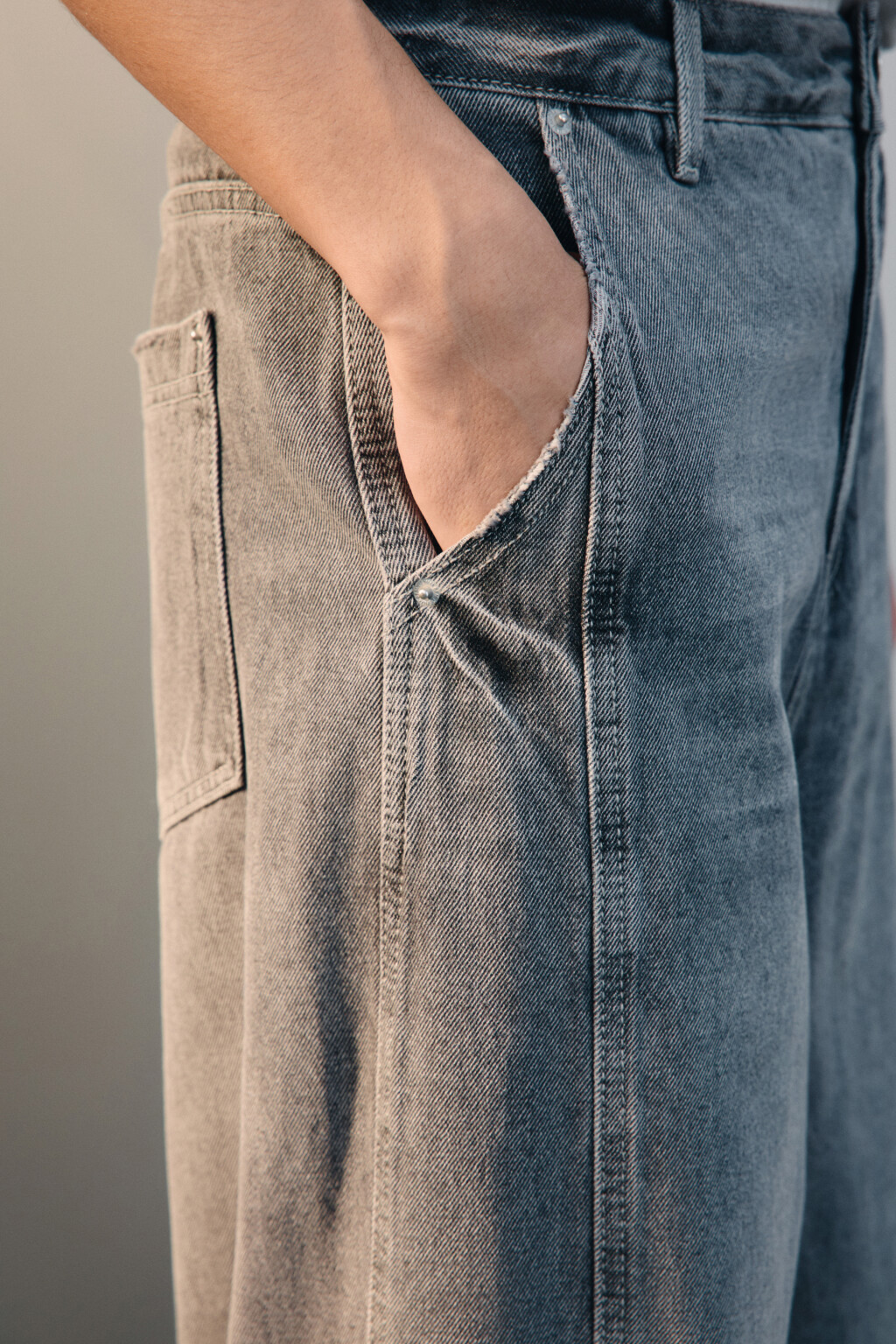 Джинсы широкие с декоративными швами - цвет серый - 6