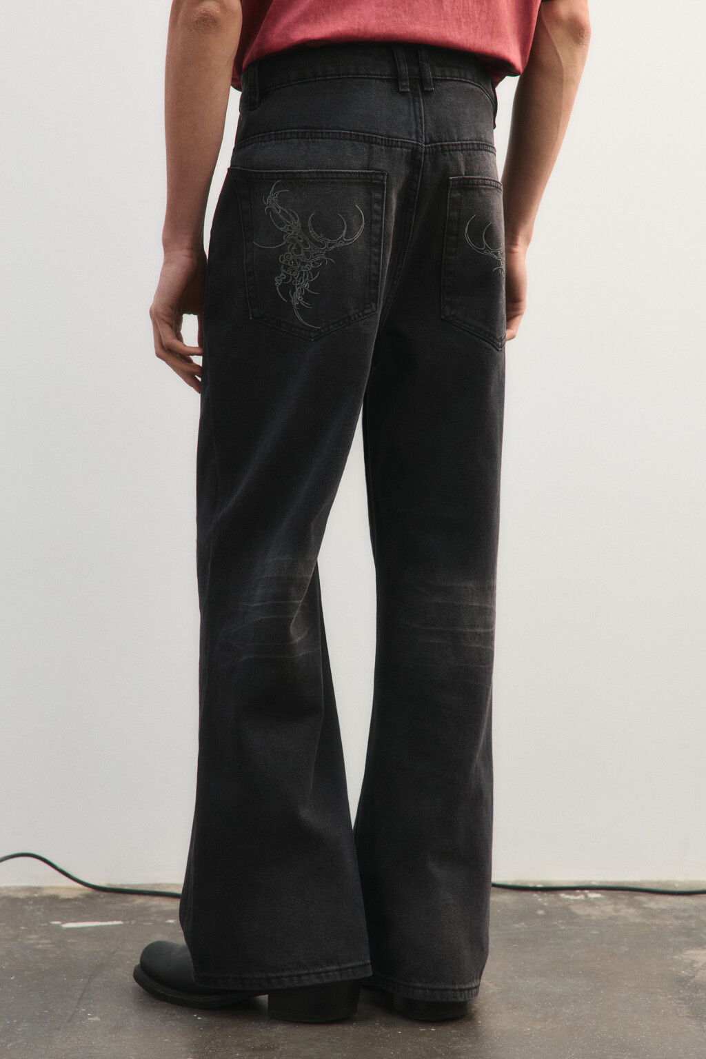 Джинсы клеш вареные с вышивкой - цвет серый - 3