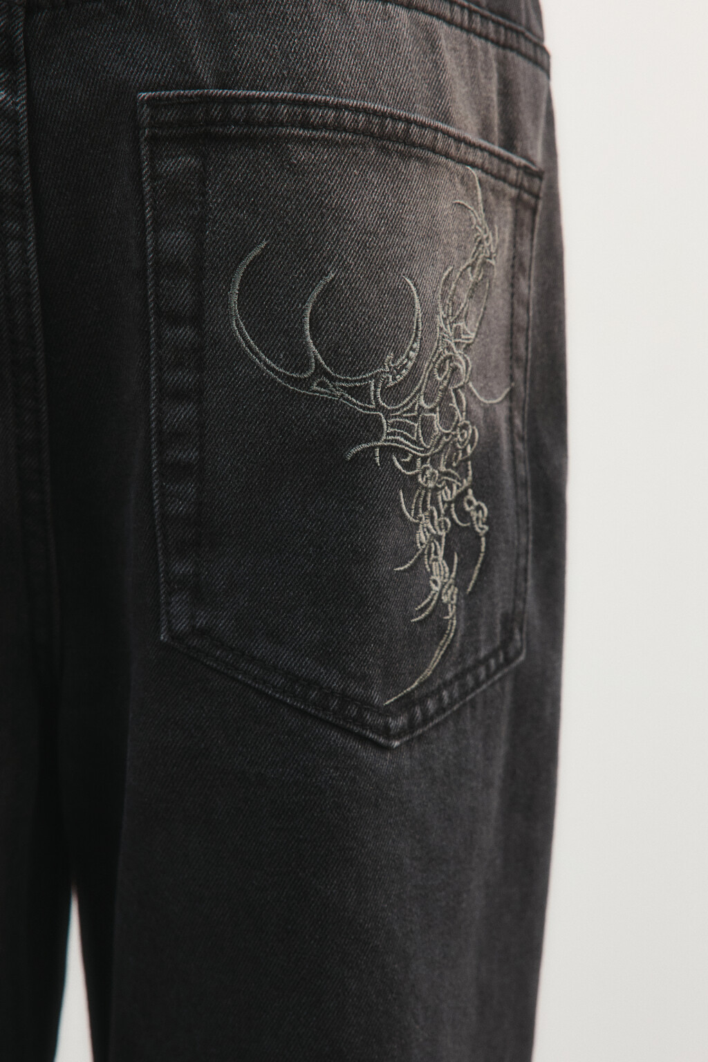 Джинсы клеш вареные с вышивкой - цвет серый - 6