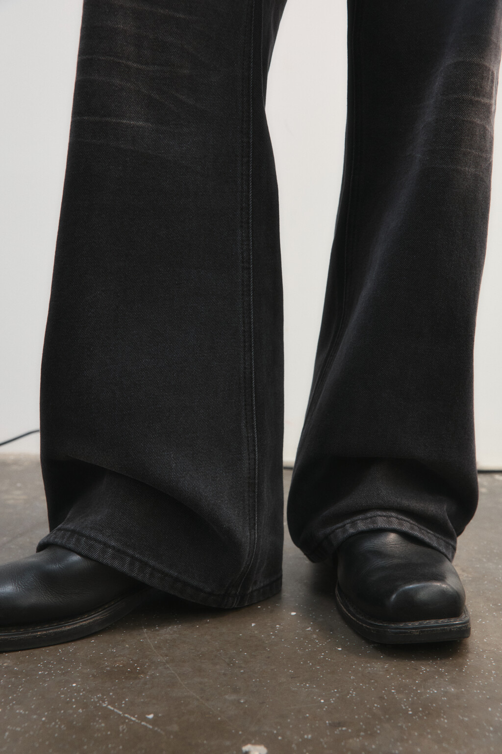 Джинсы клеш вареные с вышивкой - цвет серый - 7