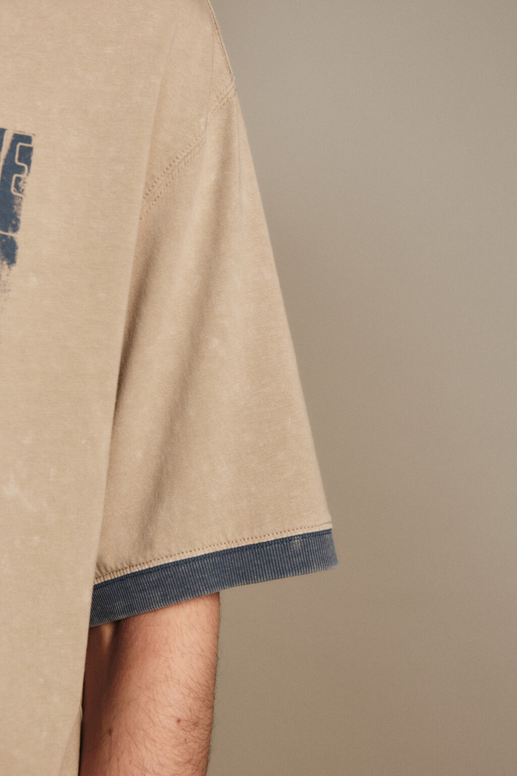 Футболка с принтом и окантовкой - цвет бежевый - 7