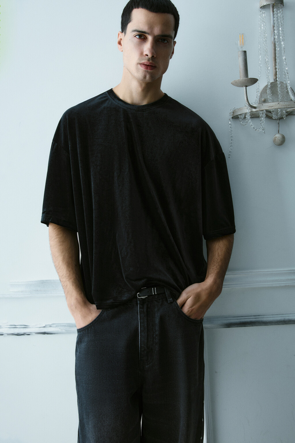 Футболка укороченная из велюра - цвет черный - 2