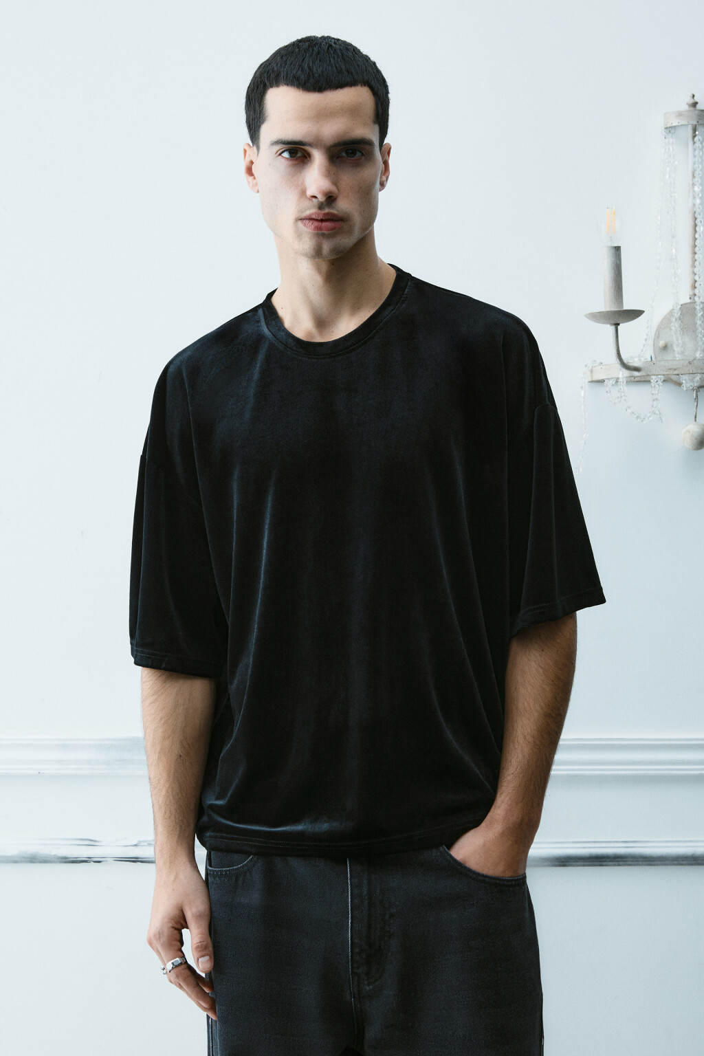 Футболка укороченная из велюра - цвет черный - 3