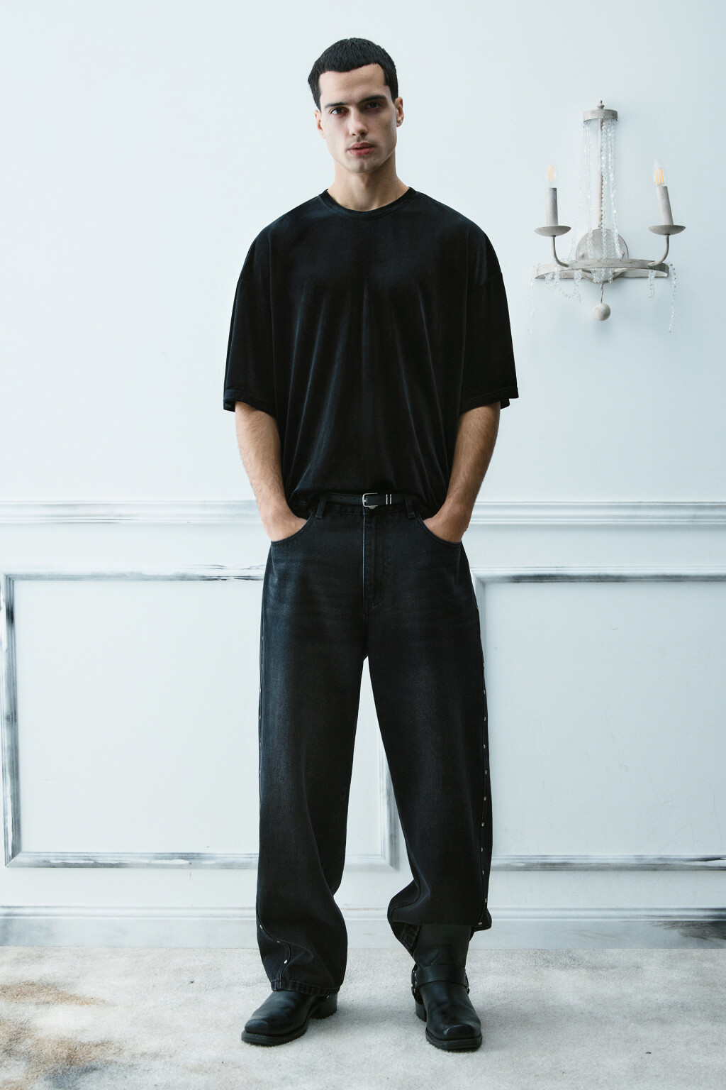 Футболка укороченная из велюра - цвет черный - 5