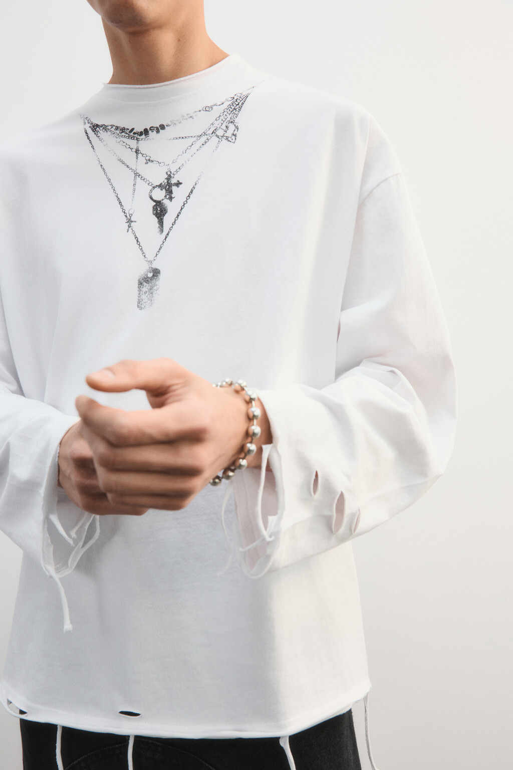 Лонгслив рваный с принтом - цвет белый - 1